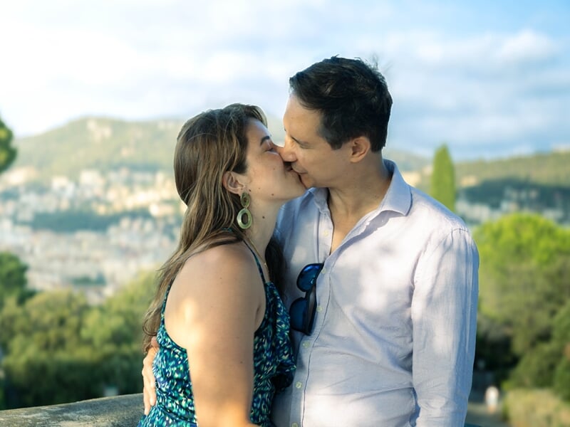 Un couple s'embrassant tendrement lors d'une shooting avec un photographe de couple à la colline du château de Nice