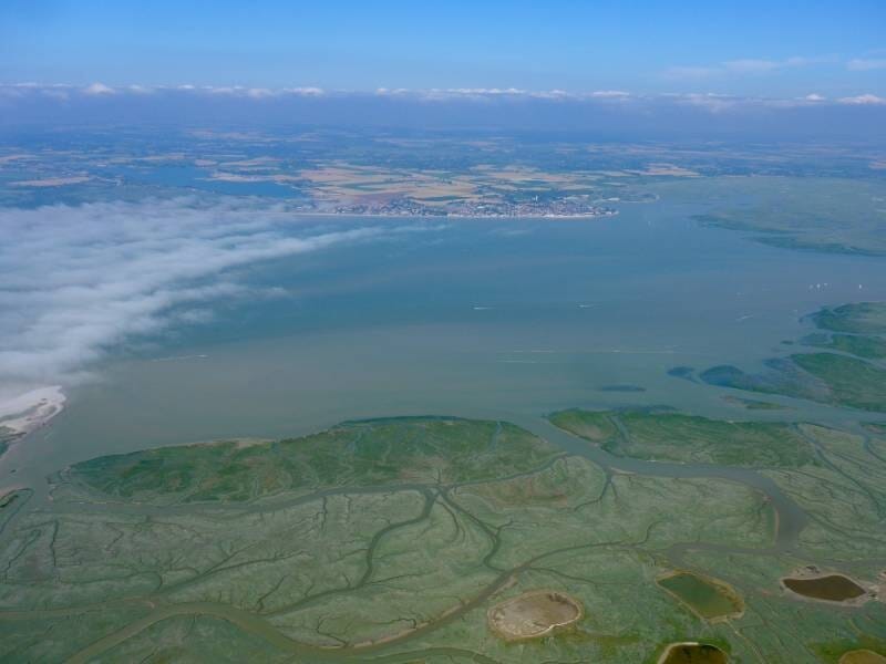 Vue aérienne sur les méandres de la baie de Somme et la Manche.