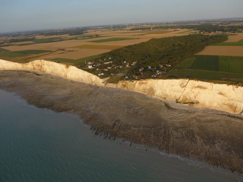 Vue aérienne des falaises du Tréport avec des champs en fond.