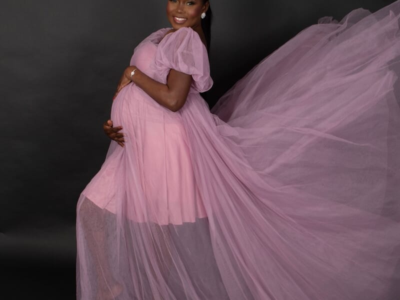 Un portrait dynamique et lumineux avec une robe de tulle ample.