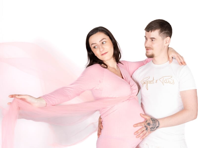 Couple en rose et blanc – Poétique, avec le voile fluide qui donne du mouvement.