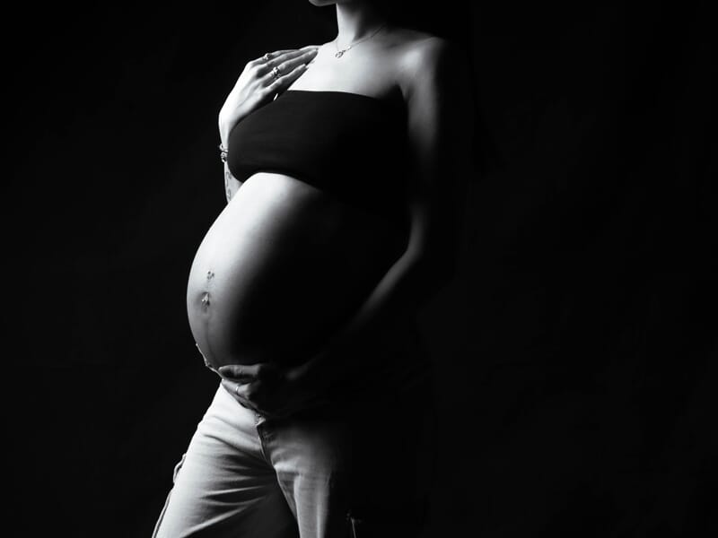 Une silhouette en clair-obscur qui accentue le côté intime et artistique.