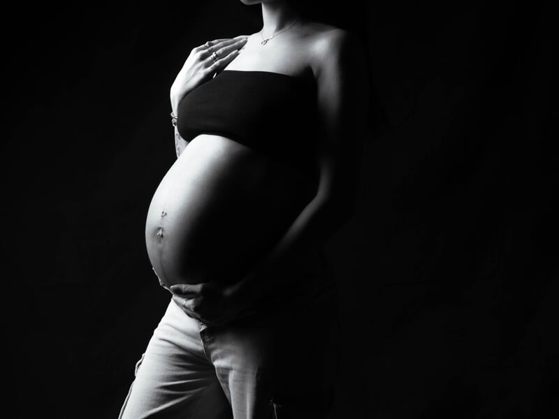 Une silhouette en clair-obscur qui accentue le côté intime et artistique.
