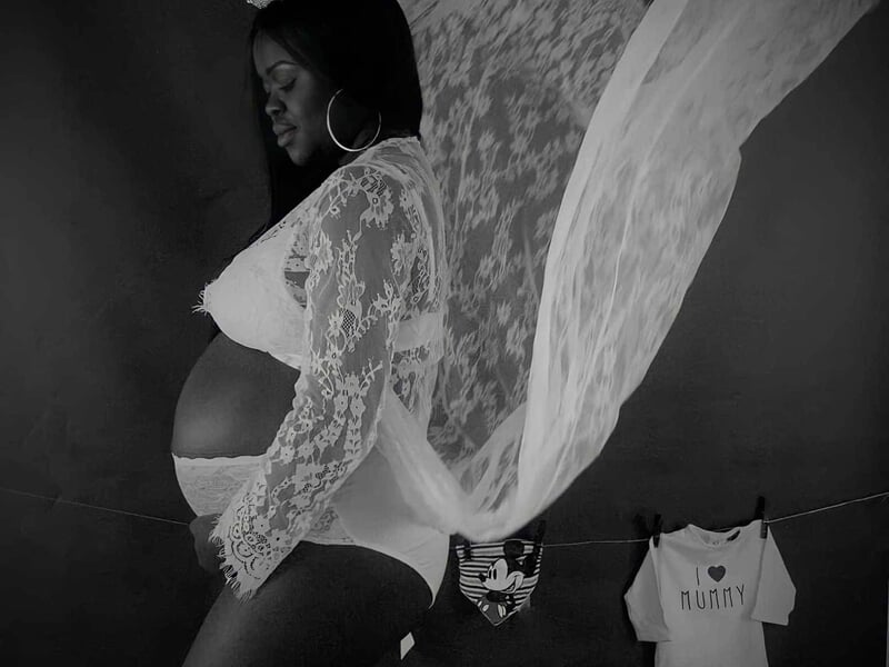 Femme enceinte en noir et blanc, image prise lors d'un shooting photo grossesse à Dijon