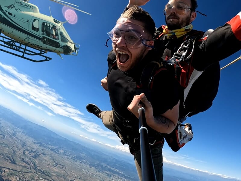 Saut en parachute tandem depuis un hélicoptère, sensations fortes et adrénaline