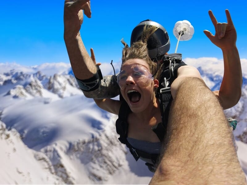 Parachutisme en tandem au-dessus des montagnes enneigées, expérience extrême
