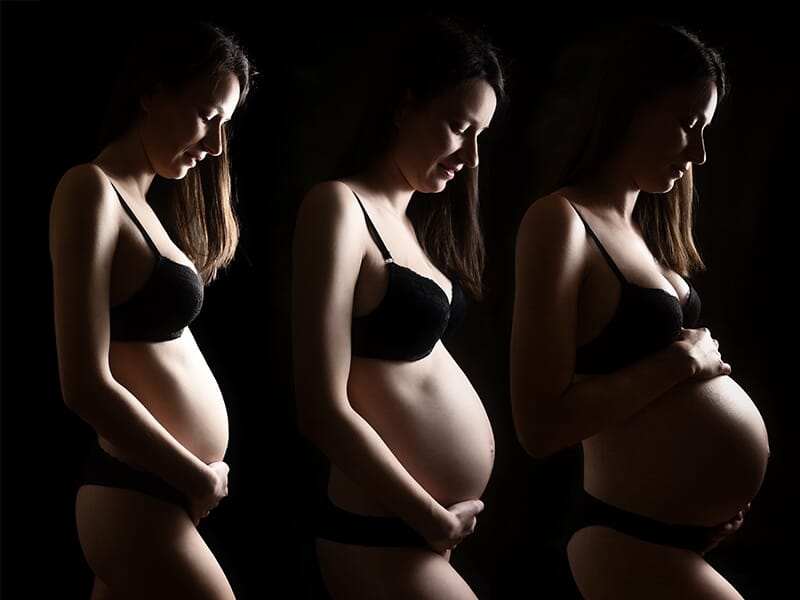Trois photos côte à côte d'une femme enceinte en lingerie noire, posant de profil avec les mains sur le ventre lors d'une séance photo grossesse à Angers.