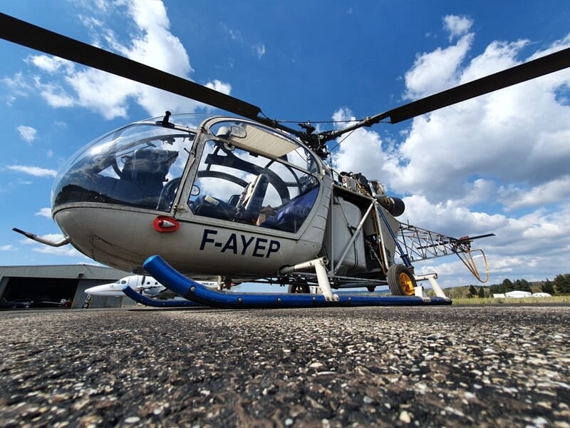 Hélicoptère posé au sol sur une piste d'aérodrome sous un ciel bleu avec lors d'un vol en hélicoptère près de Brignoles.