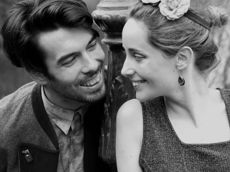 Photo en noir et blanc d'un jeune couple souriant.