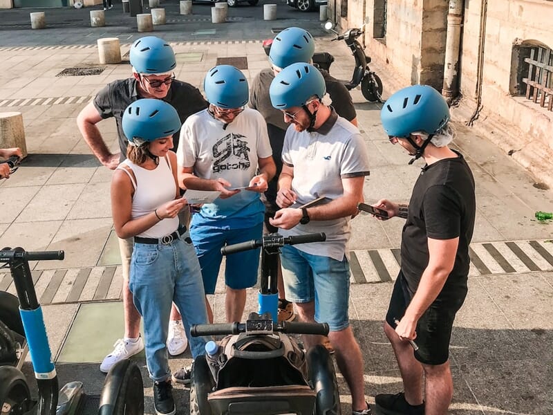 Groupe en segway Lyon recevant des instructions avant la visite, ambiance conviviale au départ de l’activité.