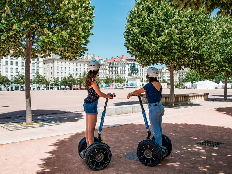 Balade en segway Lyon sur la place Bellecour, deux femmes en gyropode découvrent l’une des plus grandes places d’Europe.