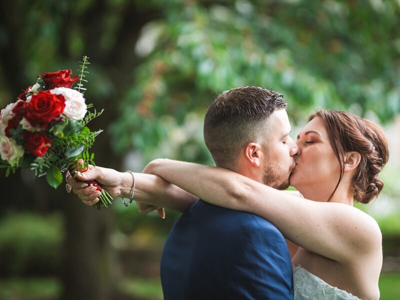 Mariés s'embrassant passionnément, lors d'un shooting avec un photographe de couple à Amiens.