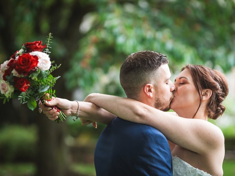 Mariés s'embrassant passionnément, lors d'un shooting avec un photographe de couple à Amiens.