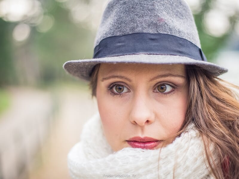 Femme portant un chapeau gris et une écharpe blanche lors d'un shooting photo portrait à Amiens.