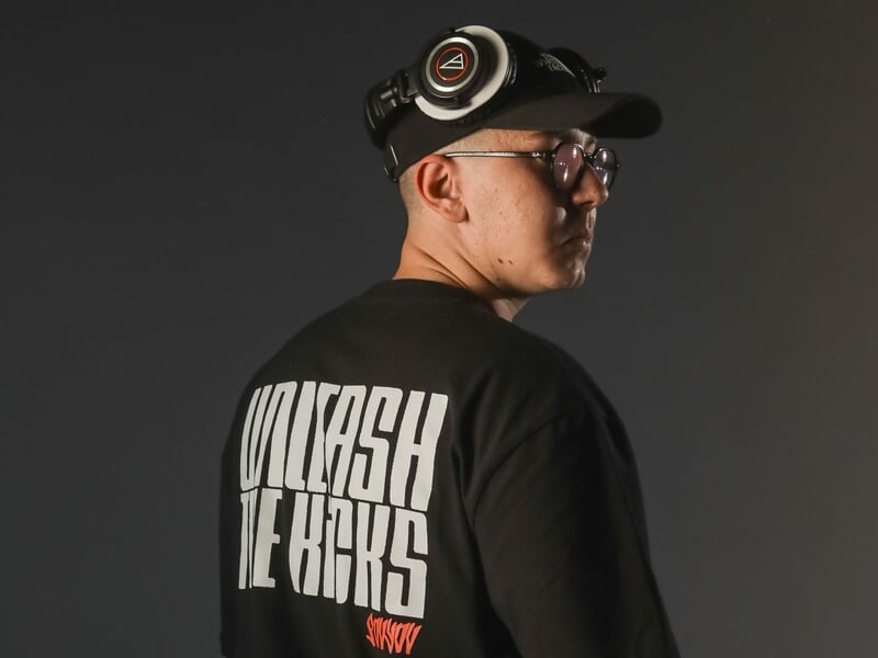 Homme portant un t-shirt noir avec inscription blanche lors d'un shooting avec un photographe de portrait près de Strasbourg.