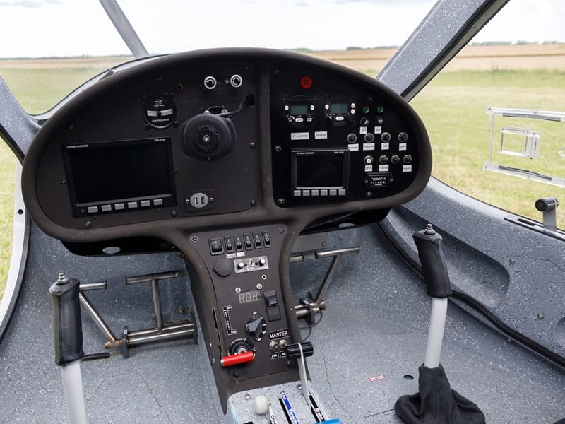 Cockpit d'un avion ultraléger motorisé lors d'un vol en ULM près de Reims.