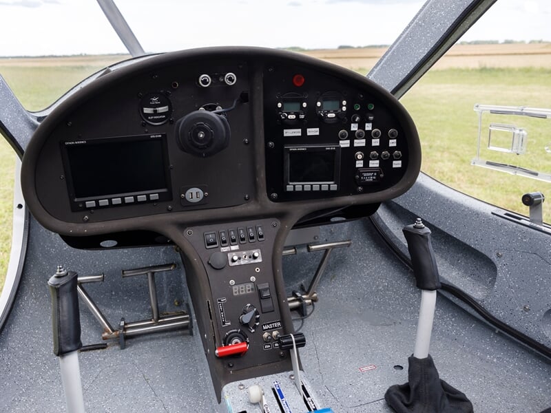 Cockpit d'un avion ultraléger motorisé lors d'un vol en ULM près de Reims.
