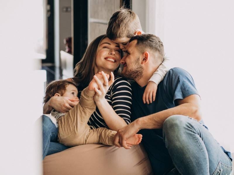Une famille heureuse avec un enfant prend la pose lors d'un shooting photo près de Nanterre.