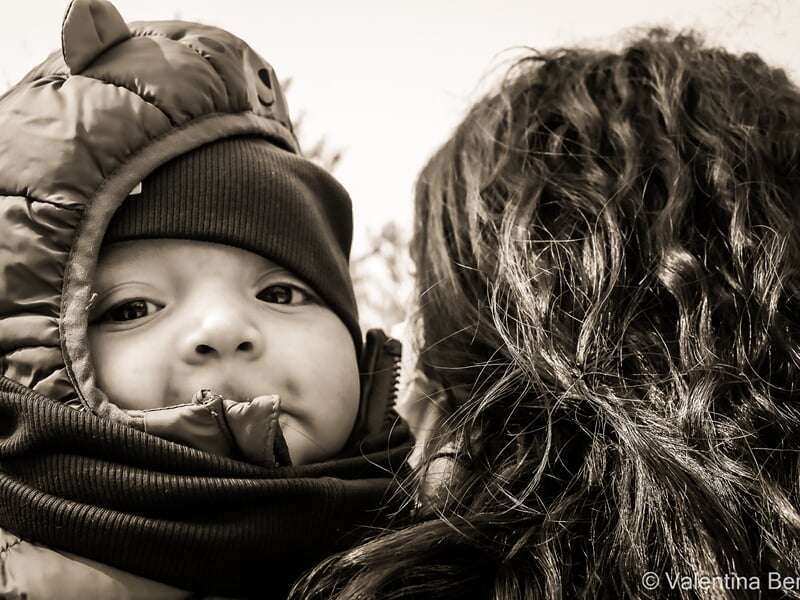 Portrait en gros plan d'un bébé emmitouflé lors d'un shooting photo famille à Béziers.