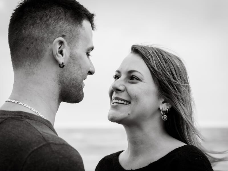 Portrait en gros plan d'un couple qui se regarde avec tendresse lors d'un shooting avec une photographe de couple à Béziers.