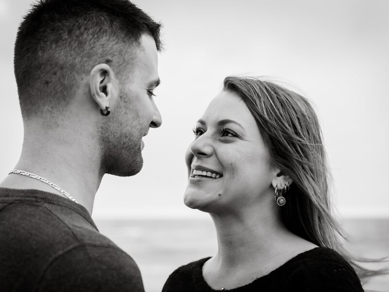 Portrait en gros plan d'un couple qui se regarde avec tendresse lors d'un shooting avec une photographe de couple à Béziers.