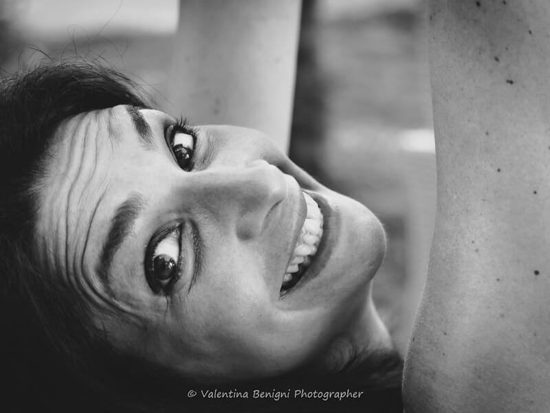 Portrait en noir et blanc d'une femme souriante lors d'un shooting photo portrait à Béziers.