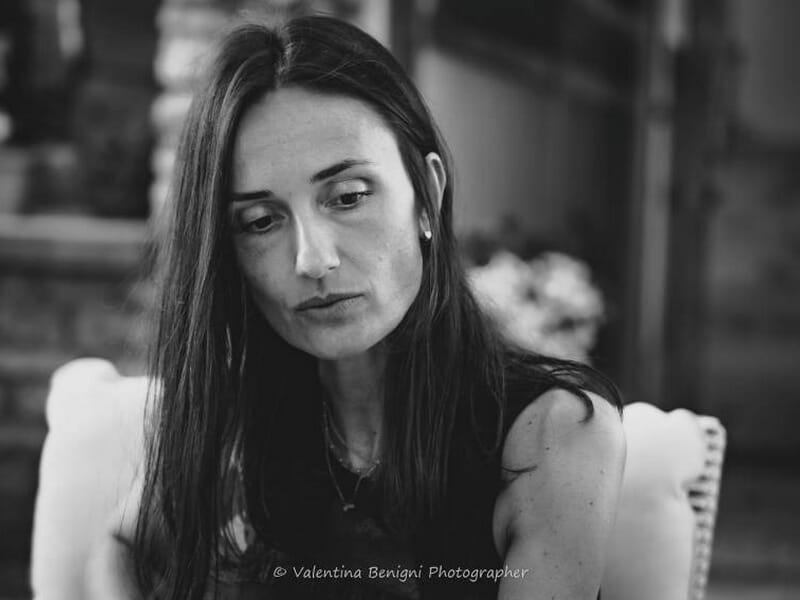 Portrait en noir et blanc d'une femme aux longs cheveux foncés lors d'un shooting avec une photographe lifestyle à Béziers.