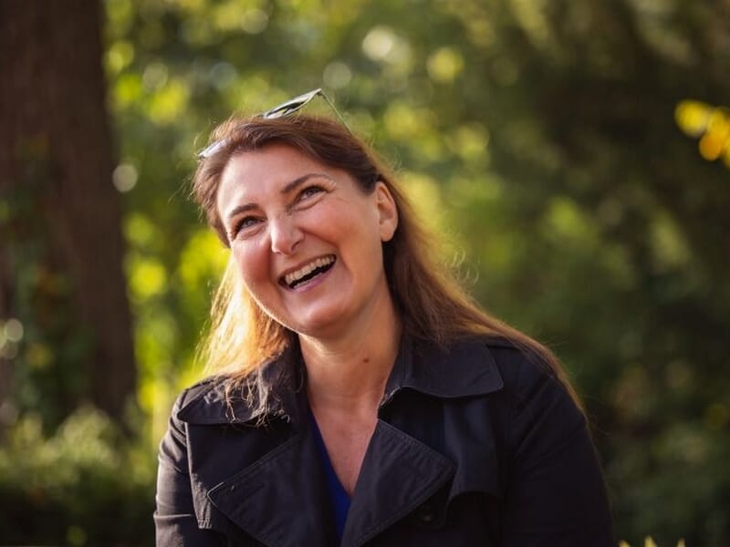 Femme souriante aux cheveux châtains lors d'un shooting avec une photographe lifestyle à Béziers.