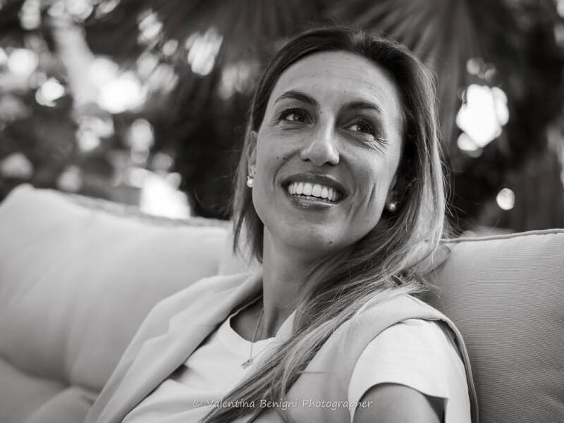 Portrait en noir et blanc d'une femme souriante lors d'un shooting avec une photographe lifestyle à Béziers.