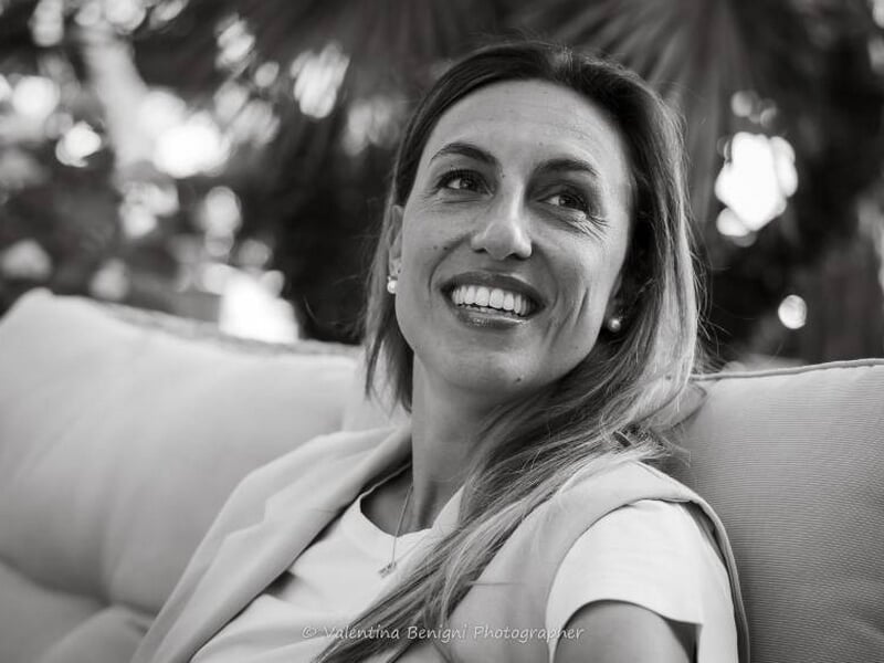 Portrait en noir et blanc d'une femme souriante lors d'un shooting avec une photographe lifestyle à Béziers.