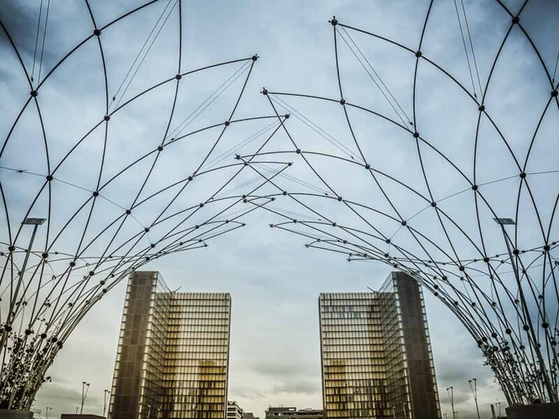 Vue architecturale avec deux grands bâtiments modernes, photo prise lors d'un stage photo à Béziers.