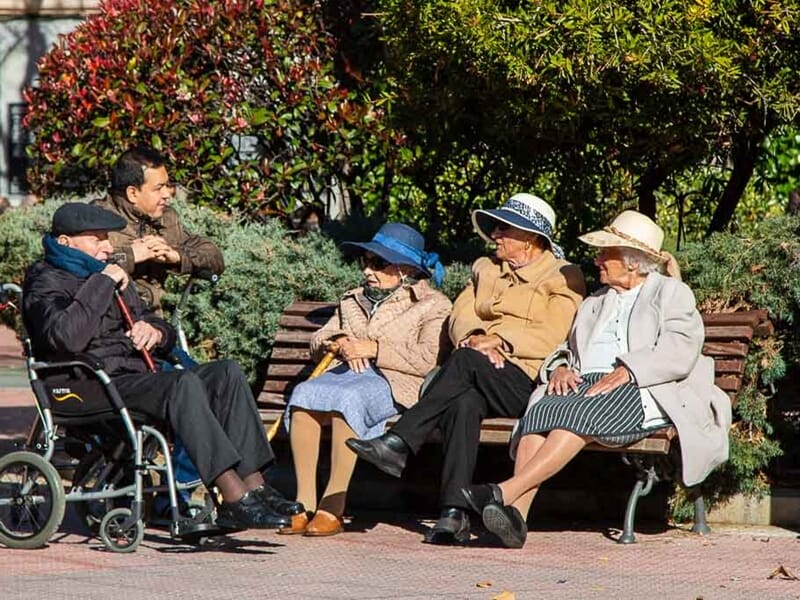 Groupe de personnes âgées assises sur un banc, photo prise lors d'un stage photo à Béziers.