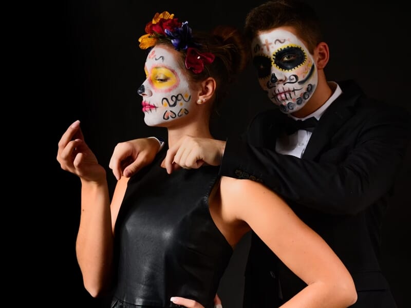 Un couple habillé en noir avec maquillage de style calavera, lors d'un shooting photo couple à Nîmes.