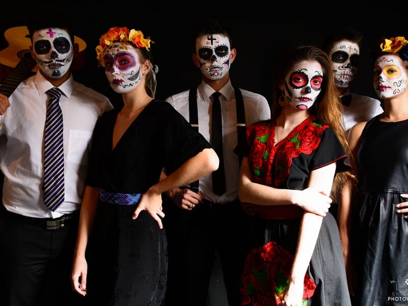 Groupe de cinq personnes avec maquillage de fête des morts, lors d'un shooting photo de famille à Nîmes.