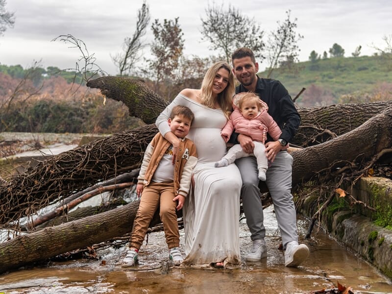 Famille de quatre personnes avec femme enceinte, lors d'un shooting photo de famille à Nîmes.