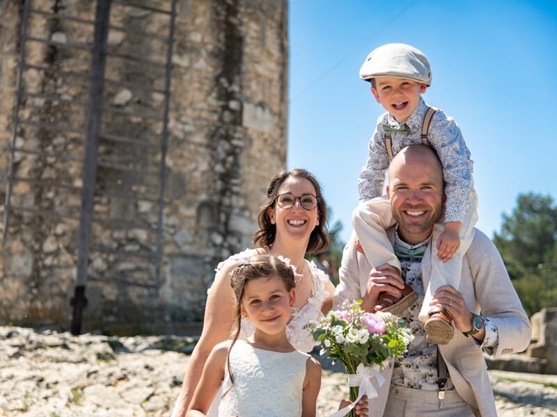Famille souriante de quatre personnes en tenue élégante, lors d'un shooting photo de famille à Nîmes.