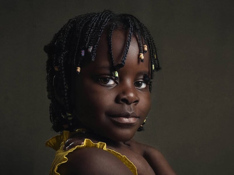 Portrait d'une jeune fille aux cheveux tressés avec des perles,lors d'un shooting photo portrait au Mans.