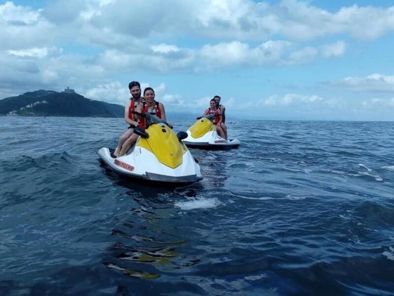 Personne en jet ski sur un plan d'eau avec un ciel clair et des collines en arrière-plan