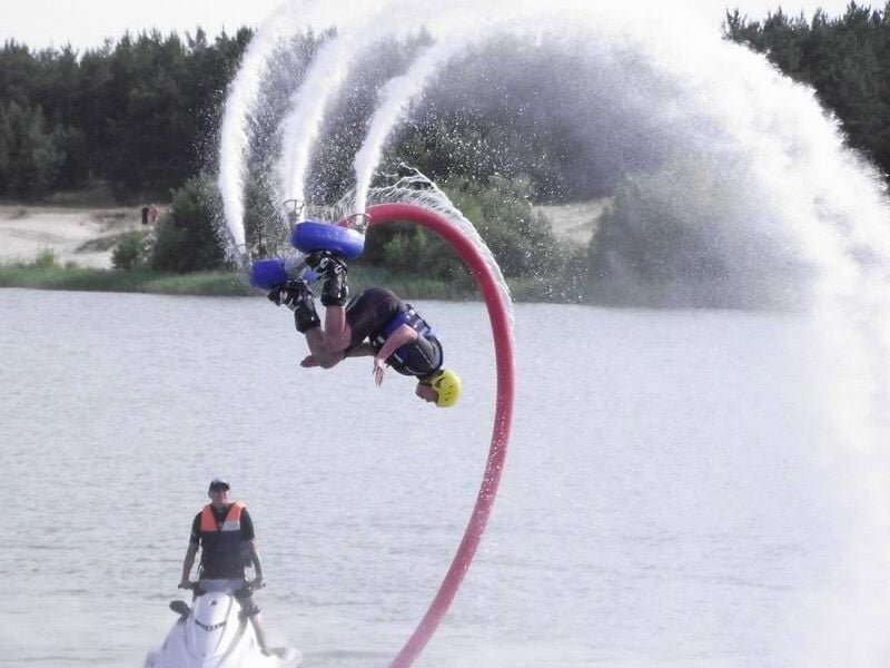 Personne en train de faire du flyboard sur un plan d'eau avec un ciel clair