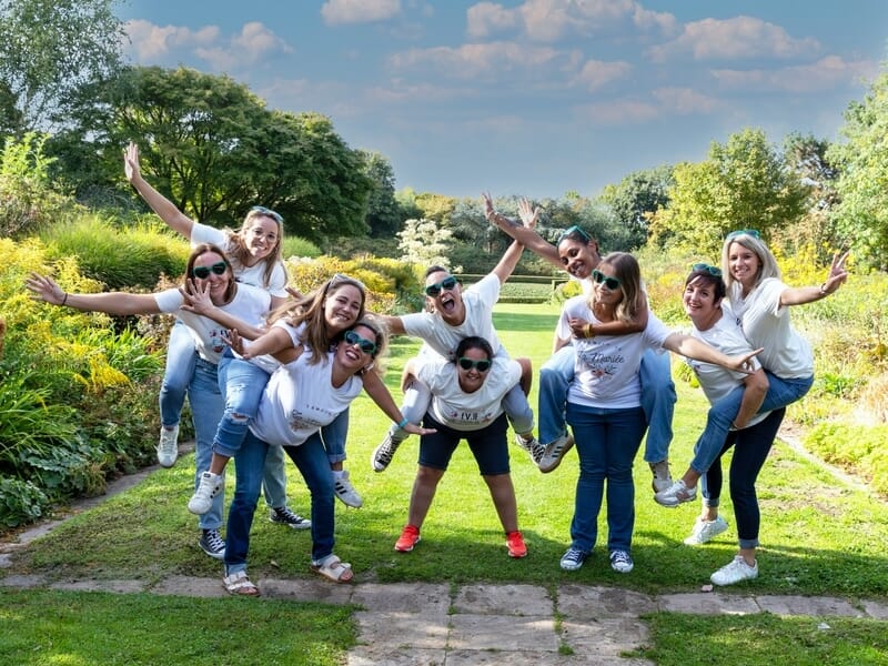 Groupe d'amies en t-shirts blancs posant joyeusement dans un parc lors d'un shooting photo lifestyle à Caen.