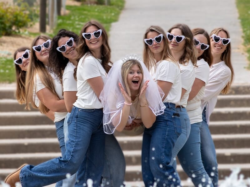 Futures mariées et amies portant des lunettes de soleil en forme de cœur lors d'un shooting photo lifestyle à Caen.