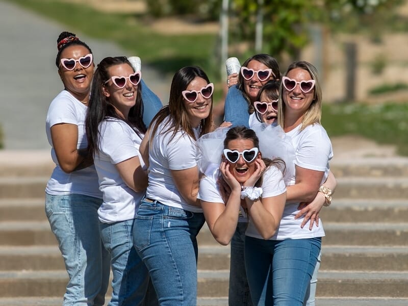 Groupe de femmes en t-shirts blancs et jeans lors d'un shooting photo lifestyle à Caen.