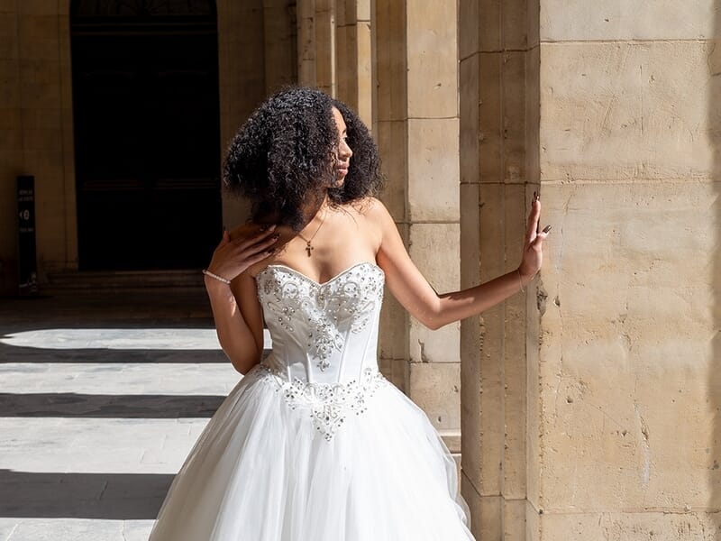 Jeune femme en robe blanche de mariée, lors d'un shooting photo portrait à Caen.