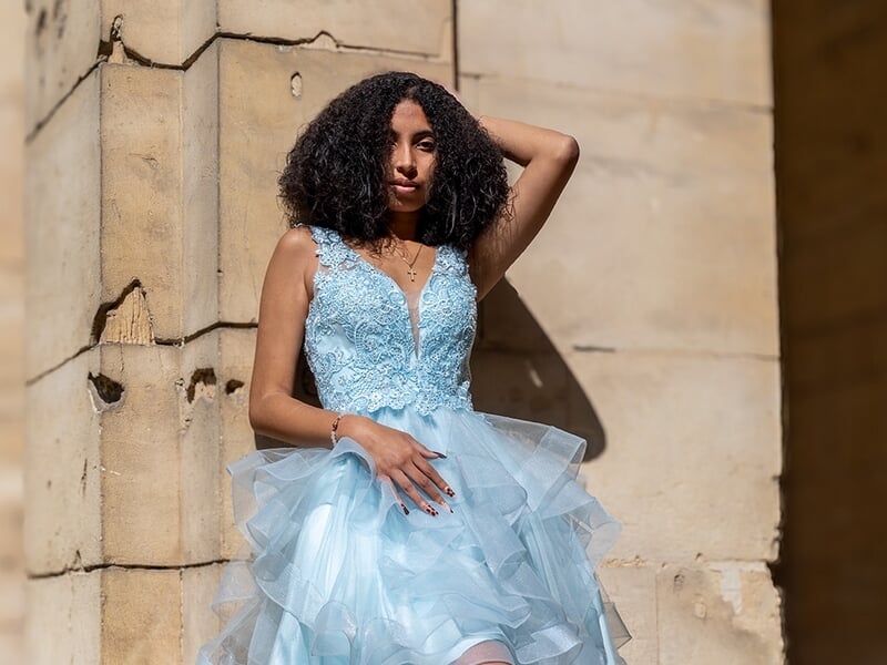 Femme en robe bleue élégante avec volants, lors d'un shooting photo portrait à Caen.