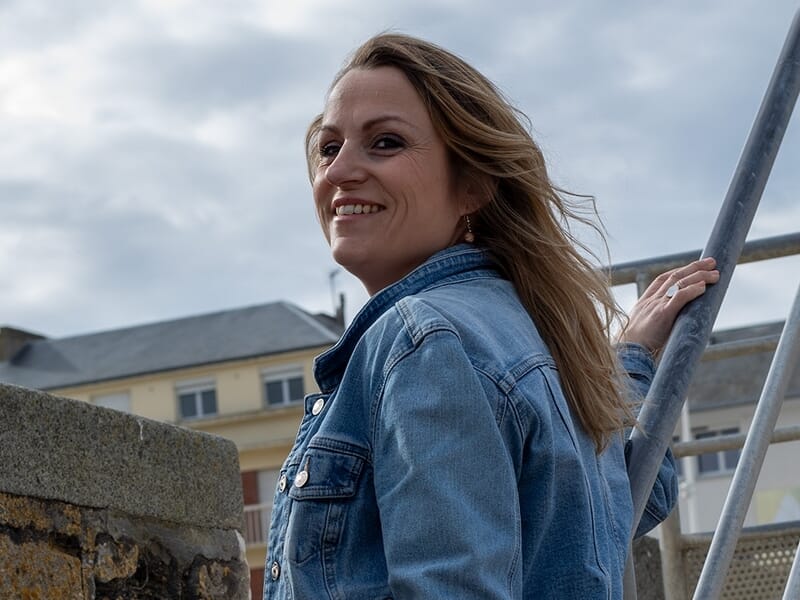 Femme souriante en veste en jean, lors d'un shooting photo portrait à Caen.