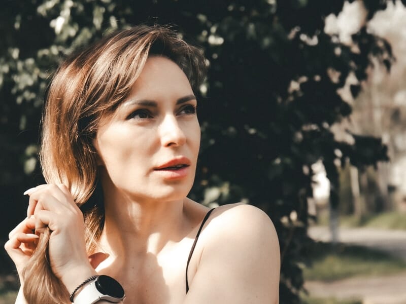 Portrait d'une femme en extérieur, lumière naturelle, regard vers la droite lors d'un shooting photo portrait à Maisons Laffitte.