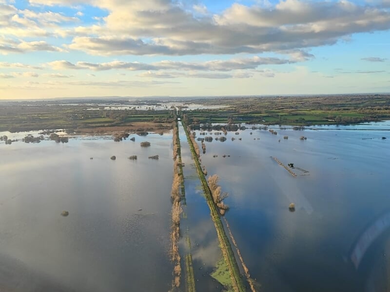 Paysage vu du ciel avec une route droite traversant une zone inondée lors d'un baptême en ulm autogire dans le Cotentin.