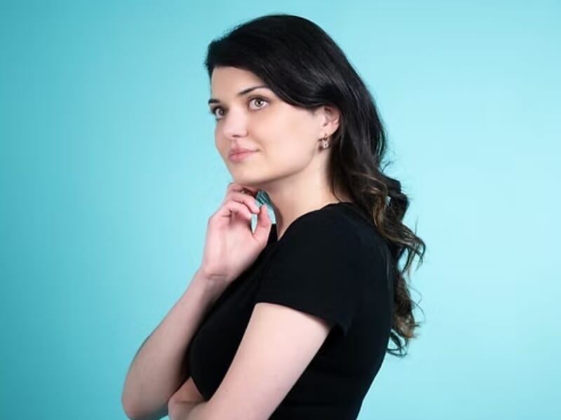 Jeune femme aux cheveux noirs, vêtue d'un t-shirt noir, posant de profil lors d'un shooting photo portrait près de Nancy. 