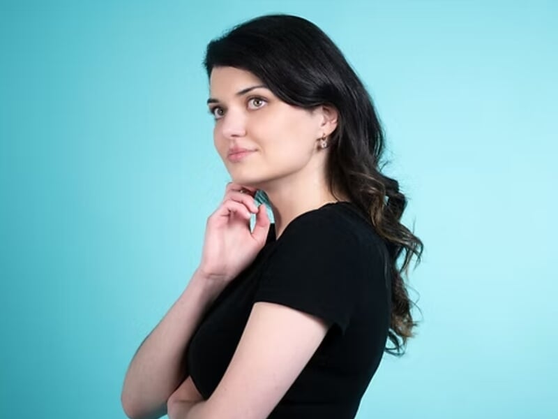 Jeune femme aux cheveux noirs, vêtue d'un t-shirt noir, posant de profil lors d'un shooting photo portrait près de Nancy.