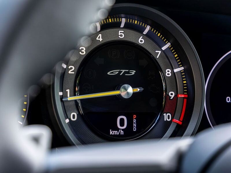 Compteur de vitesse numérique d'une voiture GT3 affichant zéro km/h avec un design sportif et moderne.